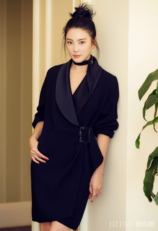 张雨绮衣品真心不错,一身黑超性感的!