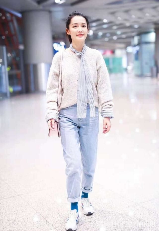 李沁太会穿了,清新装扮,28岁穿出18岁少女感!