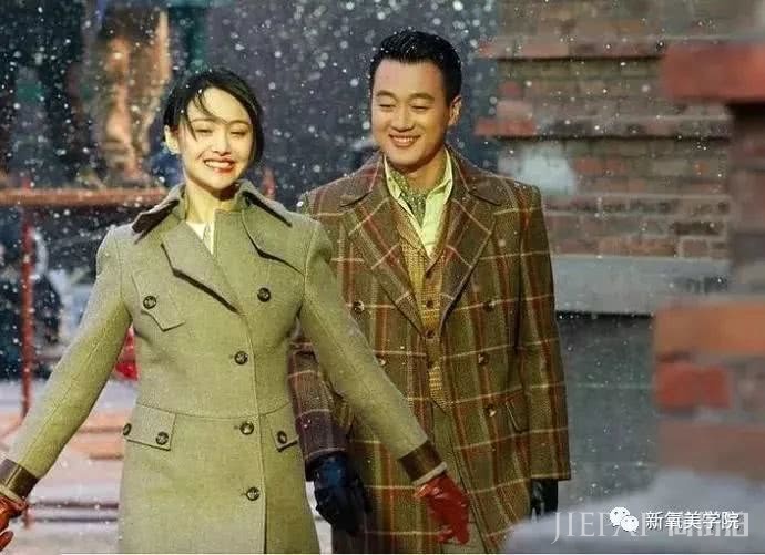 郑爽最新谍战剧照，顶着齐刘海穿军装被网友喷成筛子