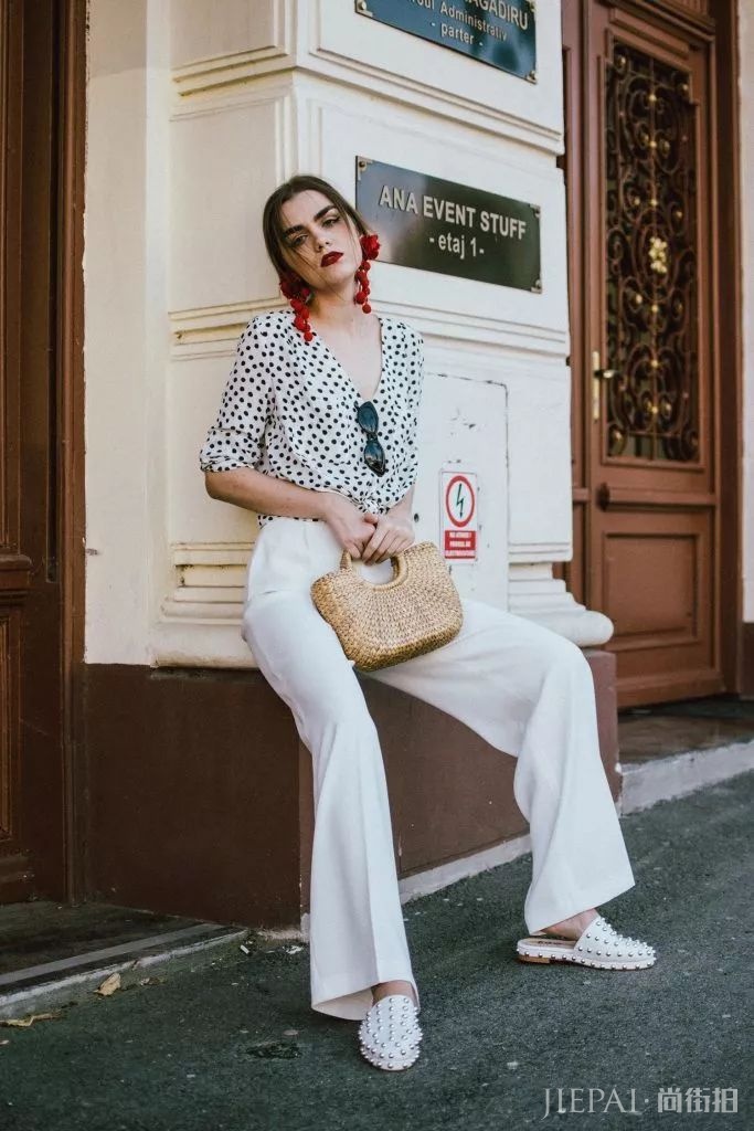 谁说红色显low？这位博主把红色穿成时尚大片，每张街拍都美到窒息！