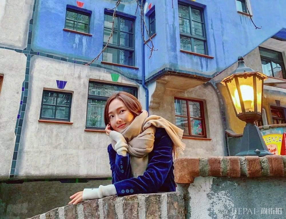 郑秀妍真会穿，白色毛衣搭配牛仔裤，高级感十足！