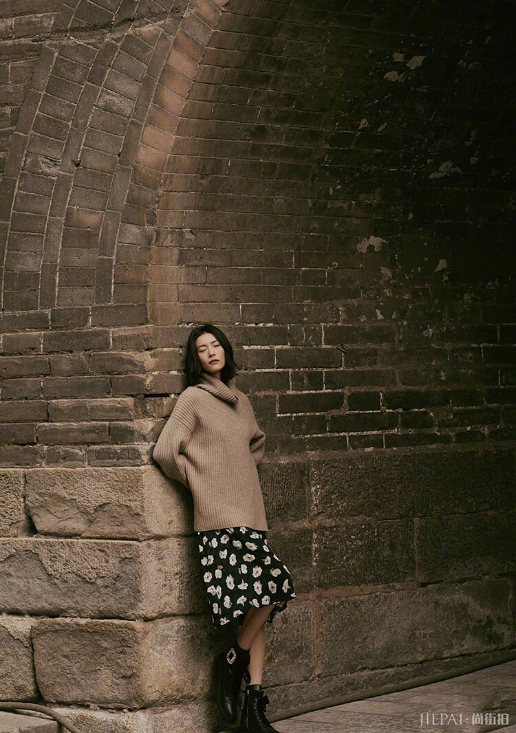 刘雯游西安古城，演绎大地色系的高级感！