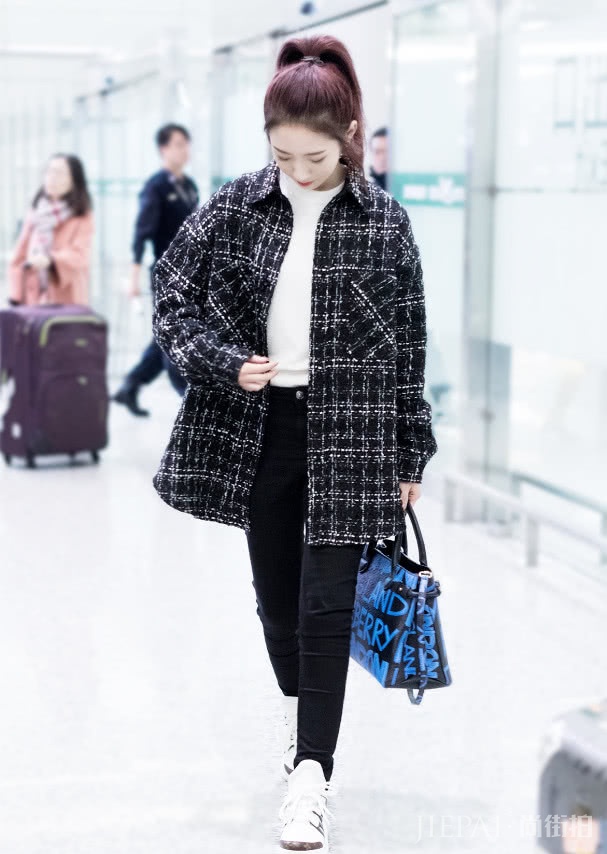 “山支大哥”孟美岐穿大衣现身!