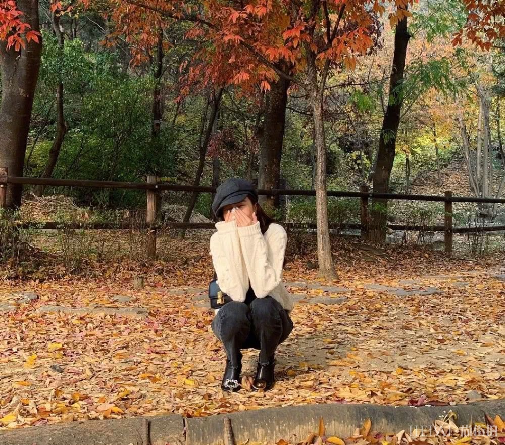 郑秀妍真会穿，白色毛衣搭配牛仔裤，高级感十足！