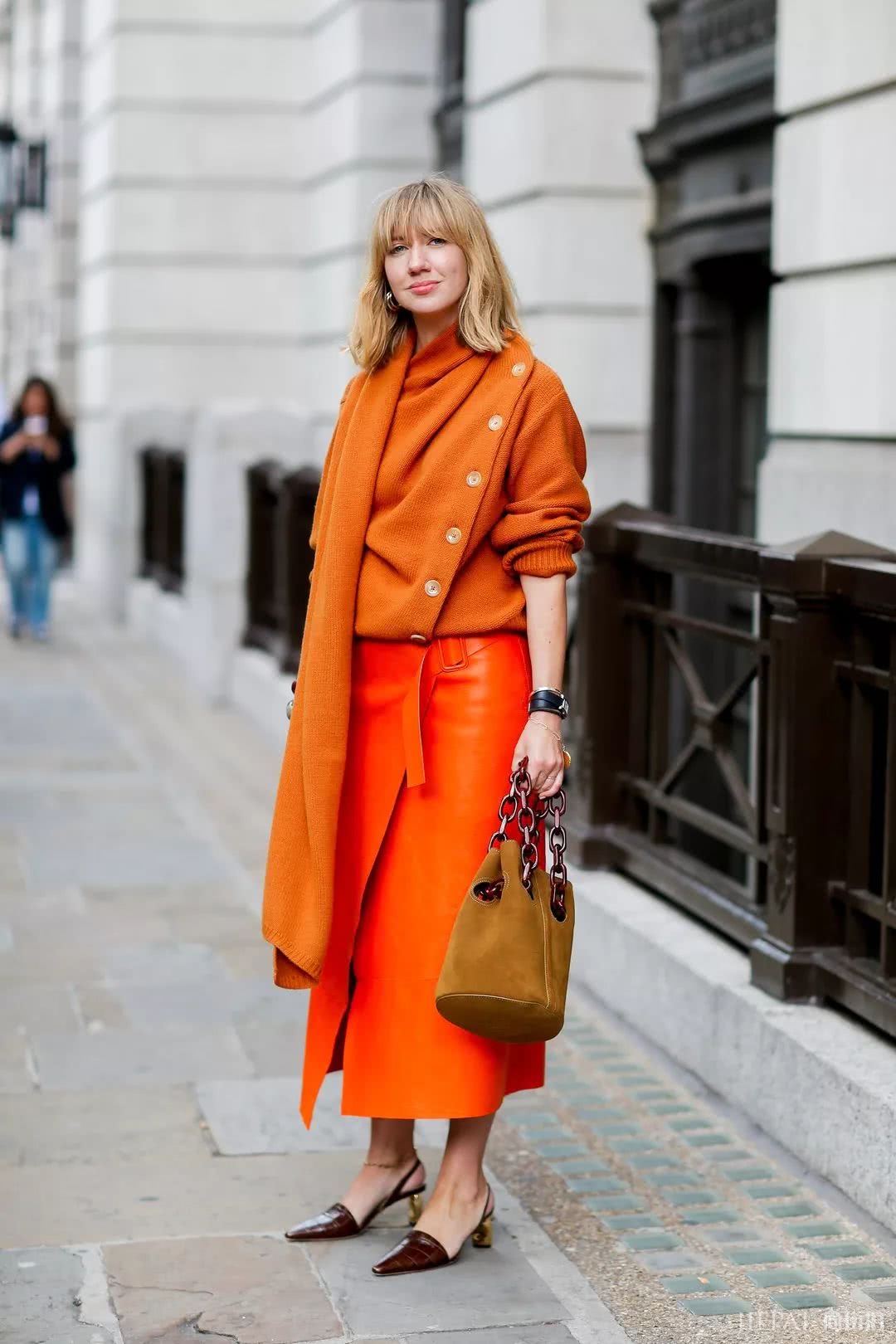 毛衣还能当围巾?今年流行“披着穿”!