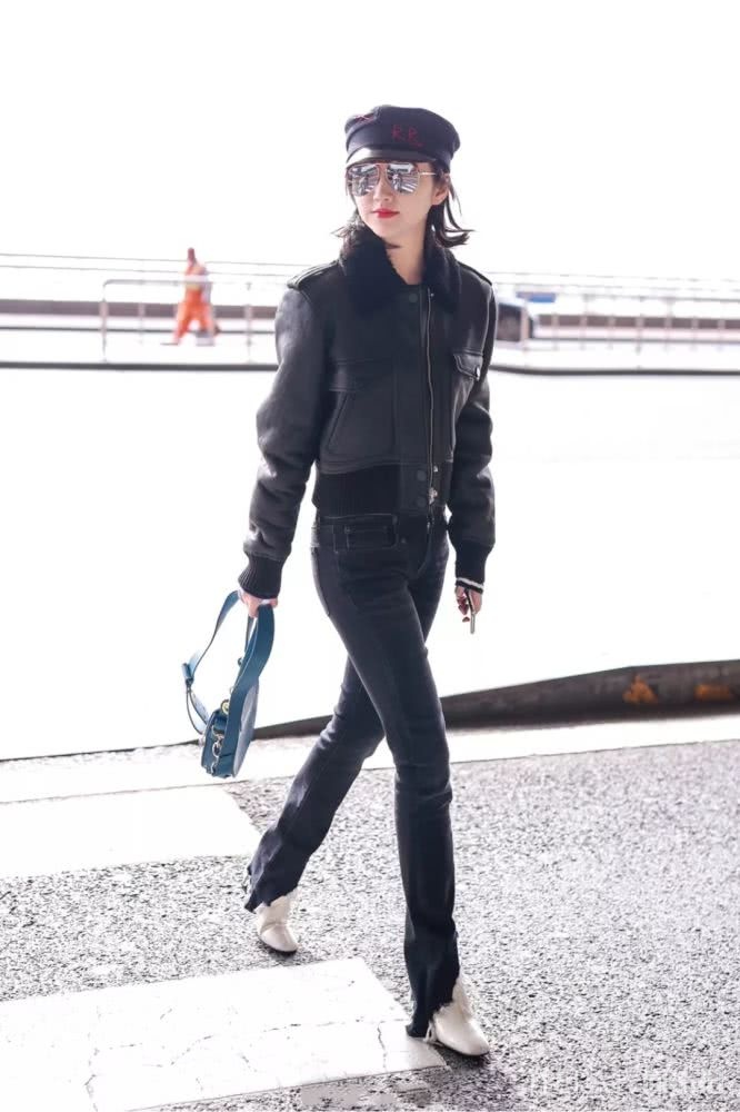 景甜越搭越来越酷！全黑皮衣造型太帅！