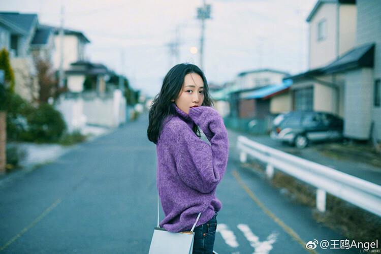 王鸥毛衣牛仔裤也能穿得这么撩人!