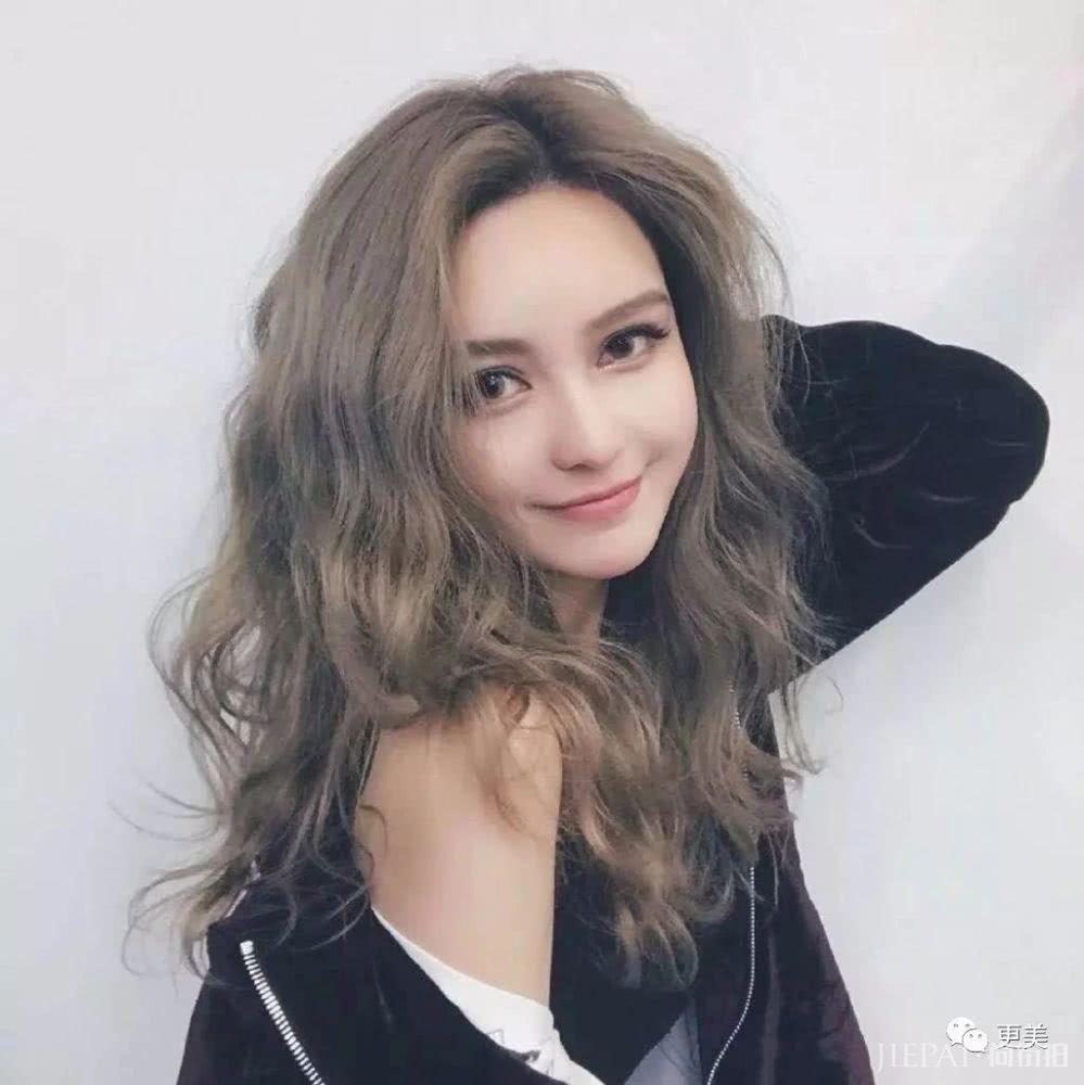 周扬青和杨冥长的有点像?但你更喜欢谁的穿搭呢?