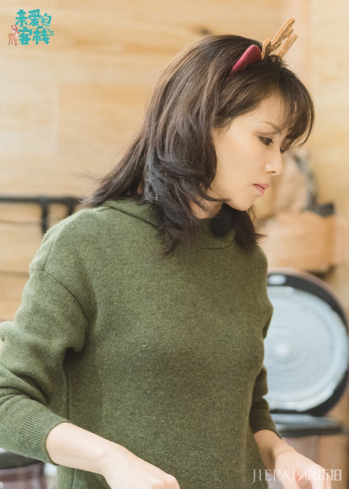 《亲爱的客栈》最近晒出刘涛戴鹿角萌照 涛姐罕见展示萌妹属性