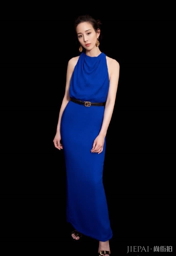 张钧甯的“蓝色穿搭”看着清新俏皮似少女,优雅又漂亮