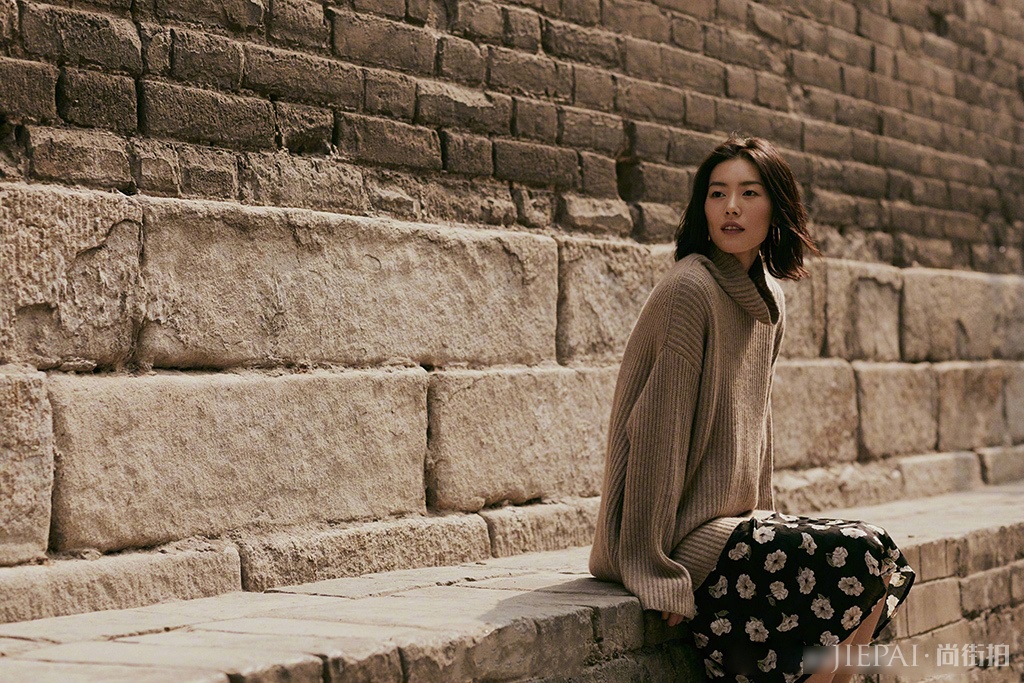 刘雯游西安古城，演绎大地色系的高级感！