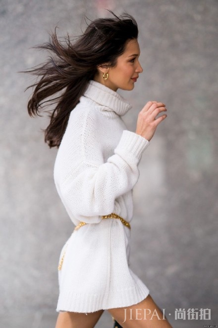 贝拉哈迪德身穿长款针织毛衣去维密试装 气场十足