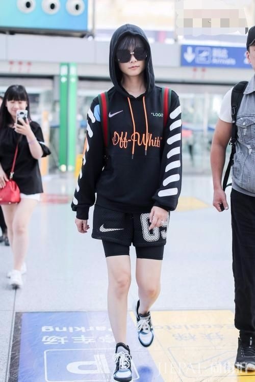 李宇春把裤子穿脚上了,松松垮垮很油腻!