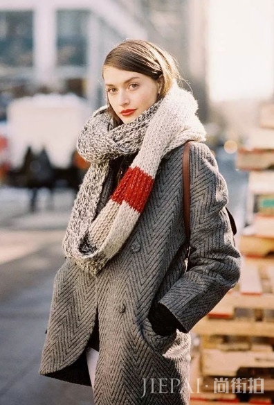 围巾搭配大衣今年流行这样搭，美翻天了