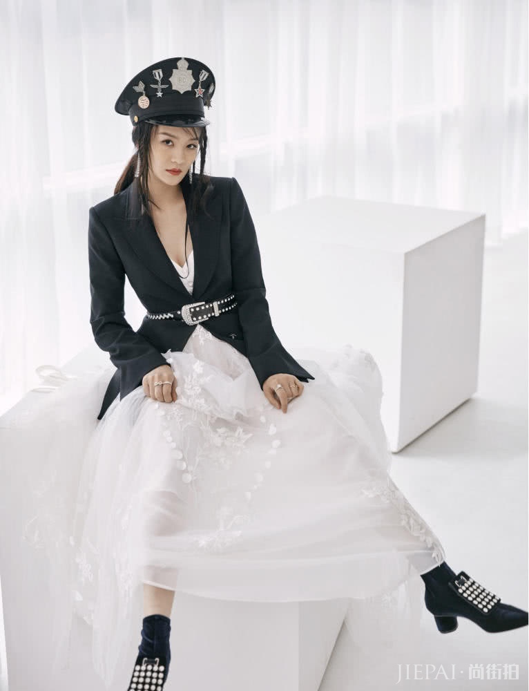 没想到曾一萱身材这么好，穿西装深V裙，小秀脚踝美呆了