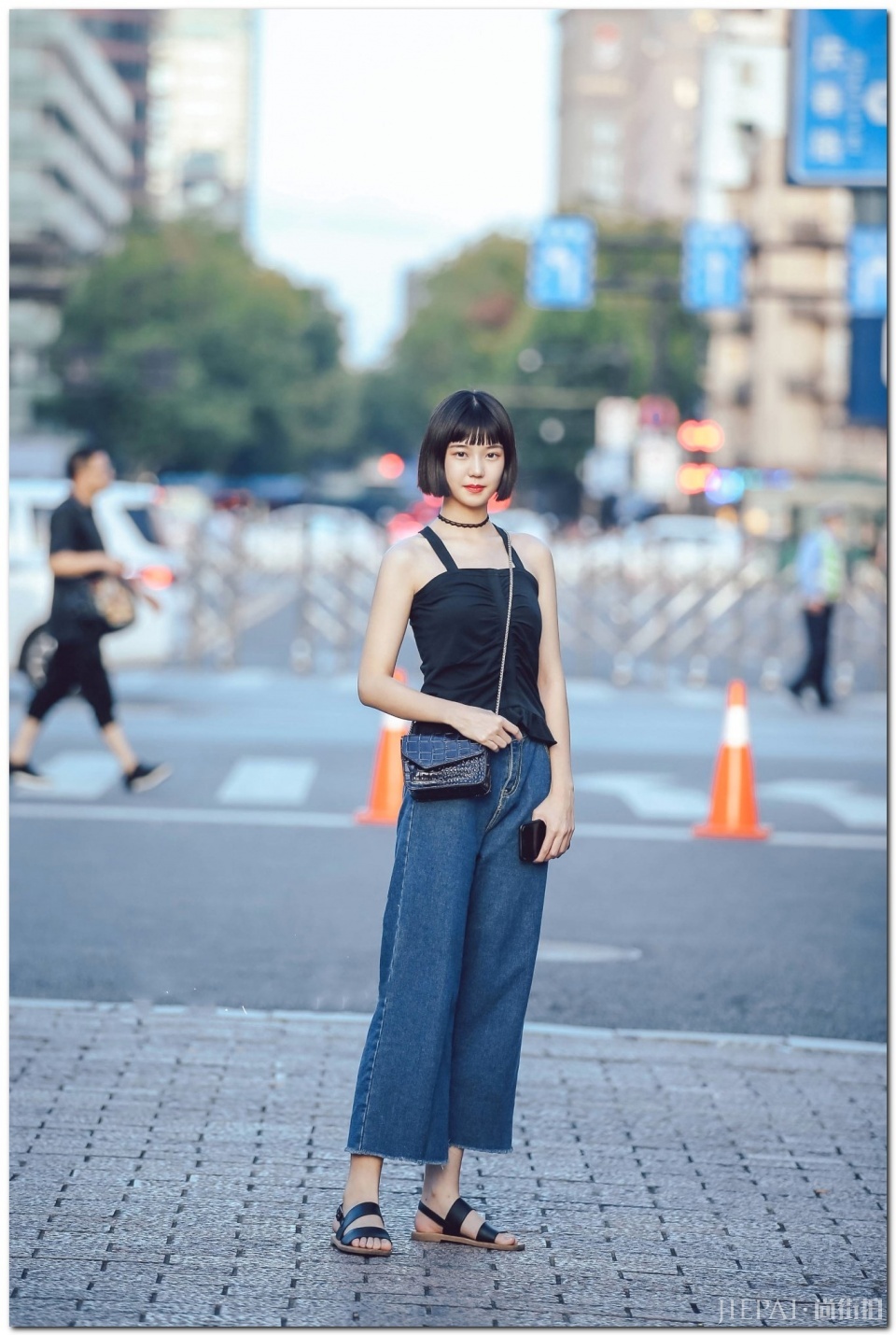 国内美女街拍：一件黑色长T恤，修长大腿下踩着一双拖鞋霸气十足