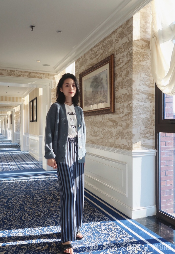 上班族女性日常穿搭,大衣搭配连衣裙知性又干练,让你专业度满分