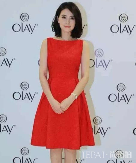 高圆圆一袭露肩裙清纯又性感，抬头一笑更撩人！