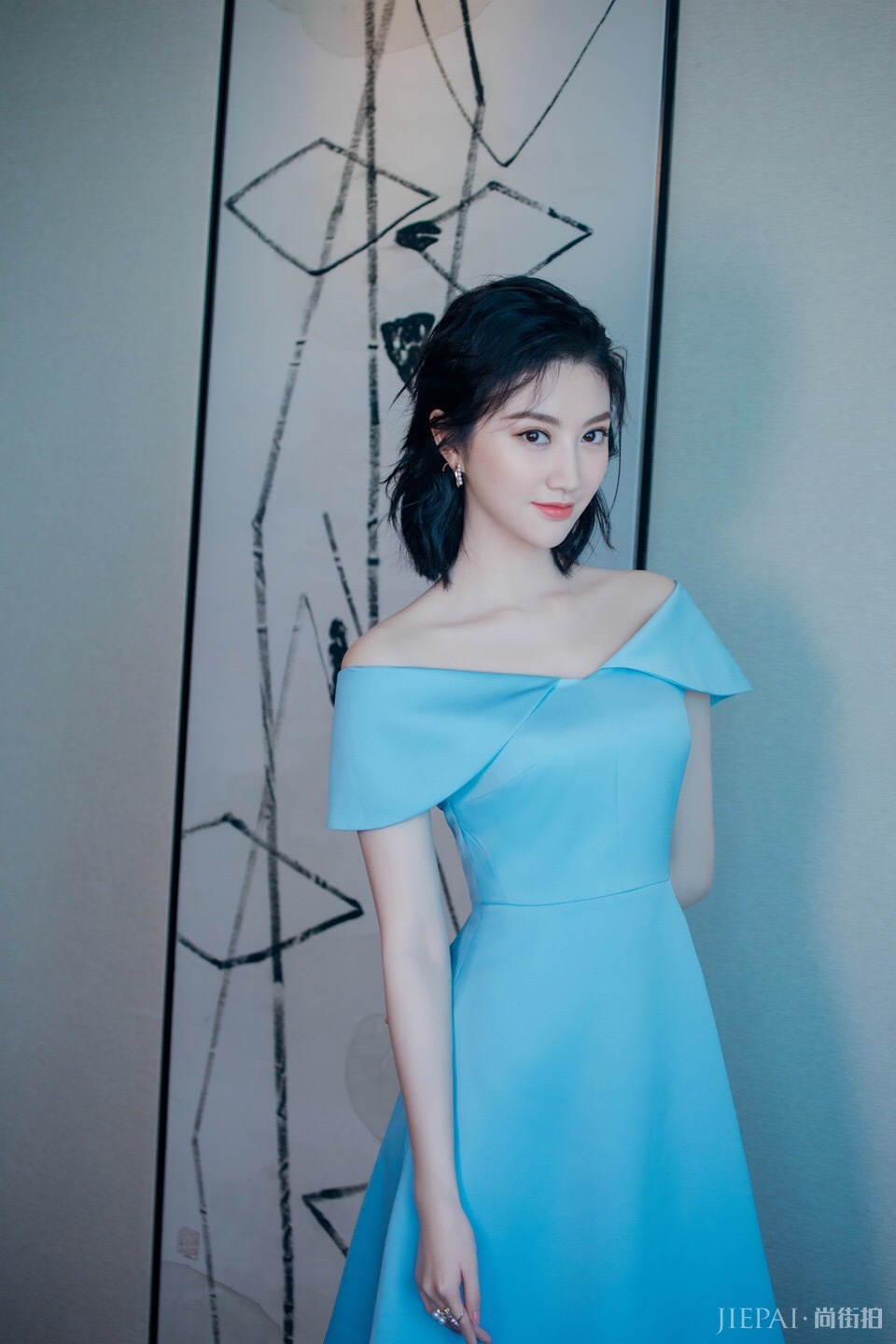 当年的“金丝雀”景甜,如今越来越清新了!一袭浅蓝裙装减龄不少