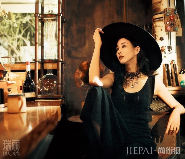 张钧甯封面大片展现非凡魅力,轻松驾驭多种秋日风格!