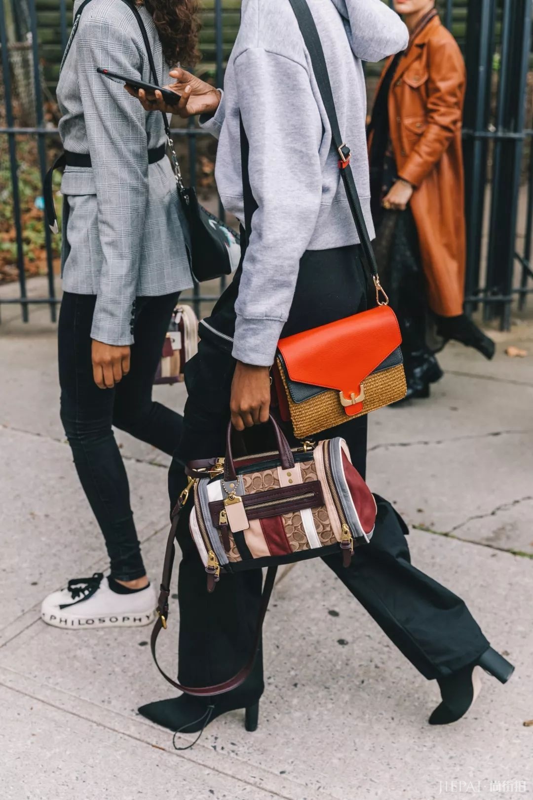 穿卫衣+短靴=真的时髦炸了！