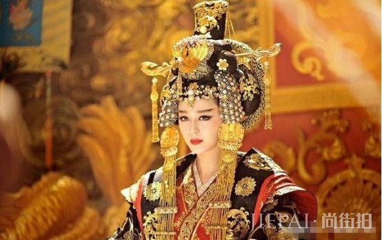 女明星帝王装,赵丽颖典雅,范冰冰霸气,最具女王气质的却是她!