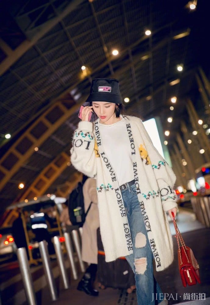 唐艺昕穿粉色大衣青春气息十足,学她这样穿你也能打扮的很漂亮