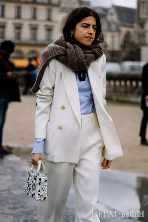 今年流行毛衣“披着穿”，时髦感爆棚！