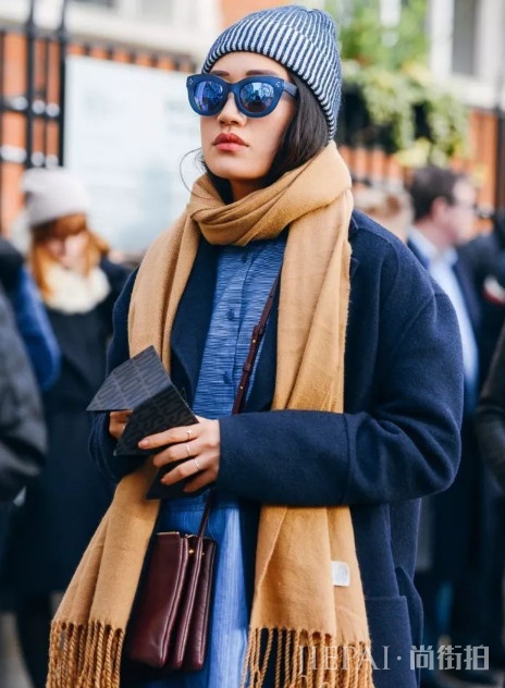 围巾搭配大衣今年流行这样搭，美翻天了