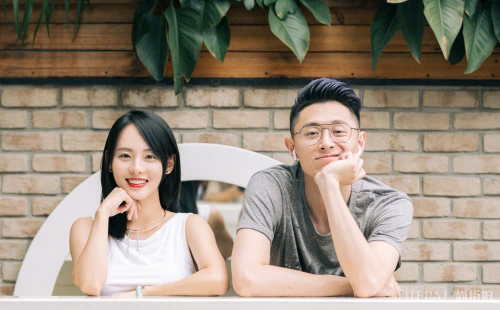 张嘉倪穿T恤卖萌,却被高颜值老公意外抢镜,被惊艳了