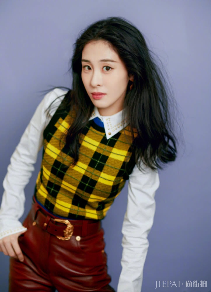 29岁张碧晨亮相盛典，造型极具质感，却被红色皮裤抢镜了