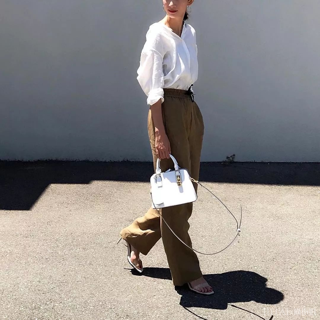 灵活运用简约白上衣的日式穿搭，时尚女孩都这么做！
