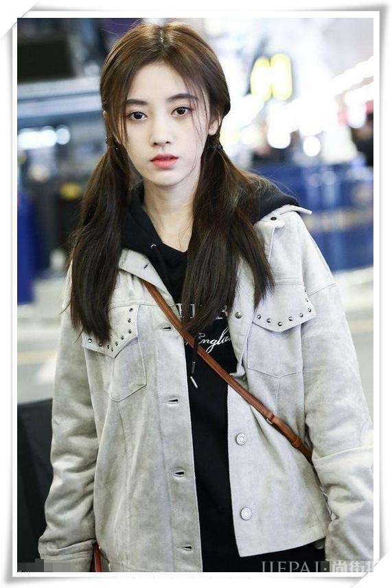 鞠婧祎粉色毛绒外套，四千年美女了！