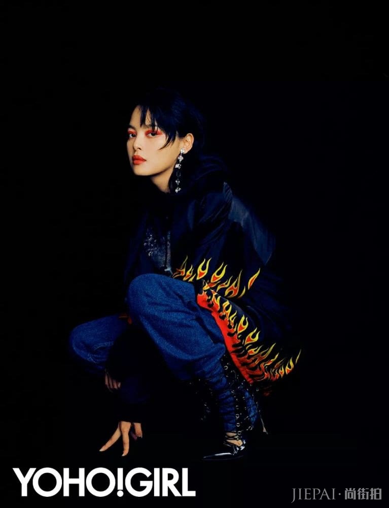 辛芷蕾的手机壳上,大写着“老子会火”。