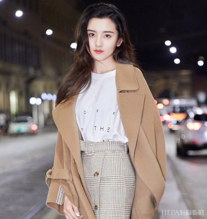宋祖儿的鞋子真稀奇,绑了3个“头绳”,这“头绳”的弹性真好啊