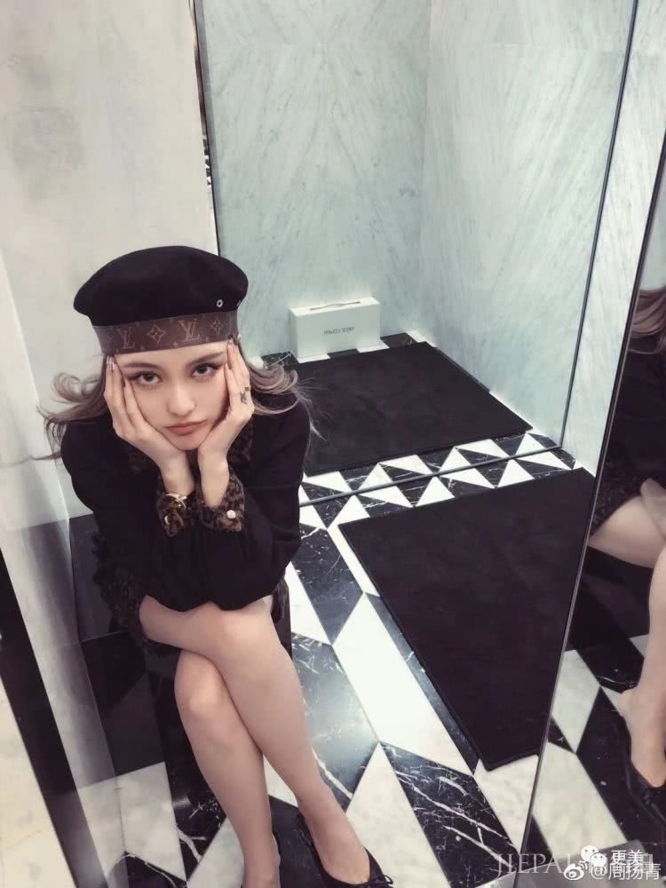 周扬青和杨冥长的有点像?但你更喜欢谁的穿搭呢?