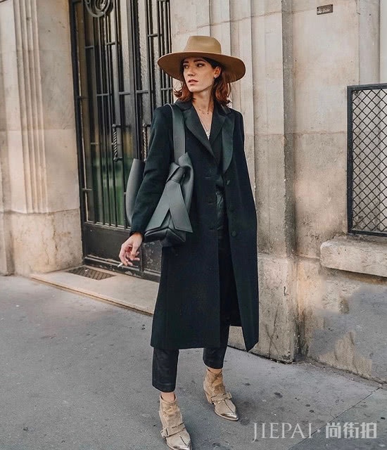 法国女人真的太懂得穿了,小西装都能穿得这么好看,第一眼就心动