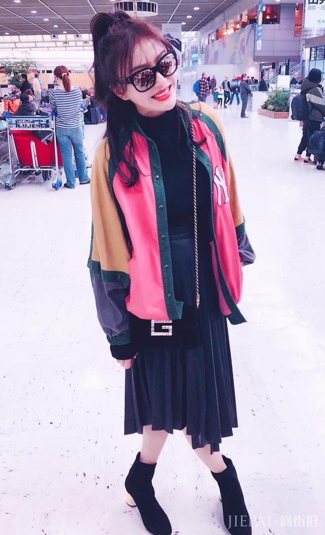 被秦岚美到了,拼色外套配百褶裙轻松美回18岁,换个新发型甜炸了