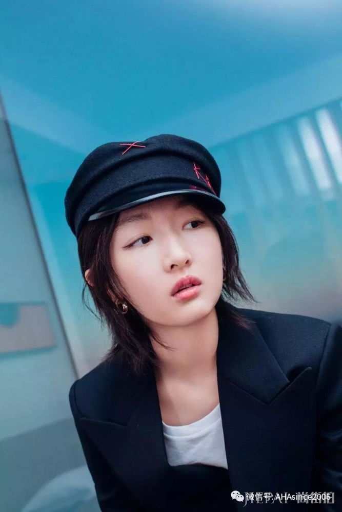 周冬雨最近带过的帽子,够开一家博物馆了