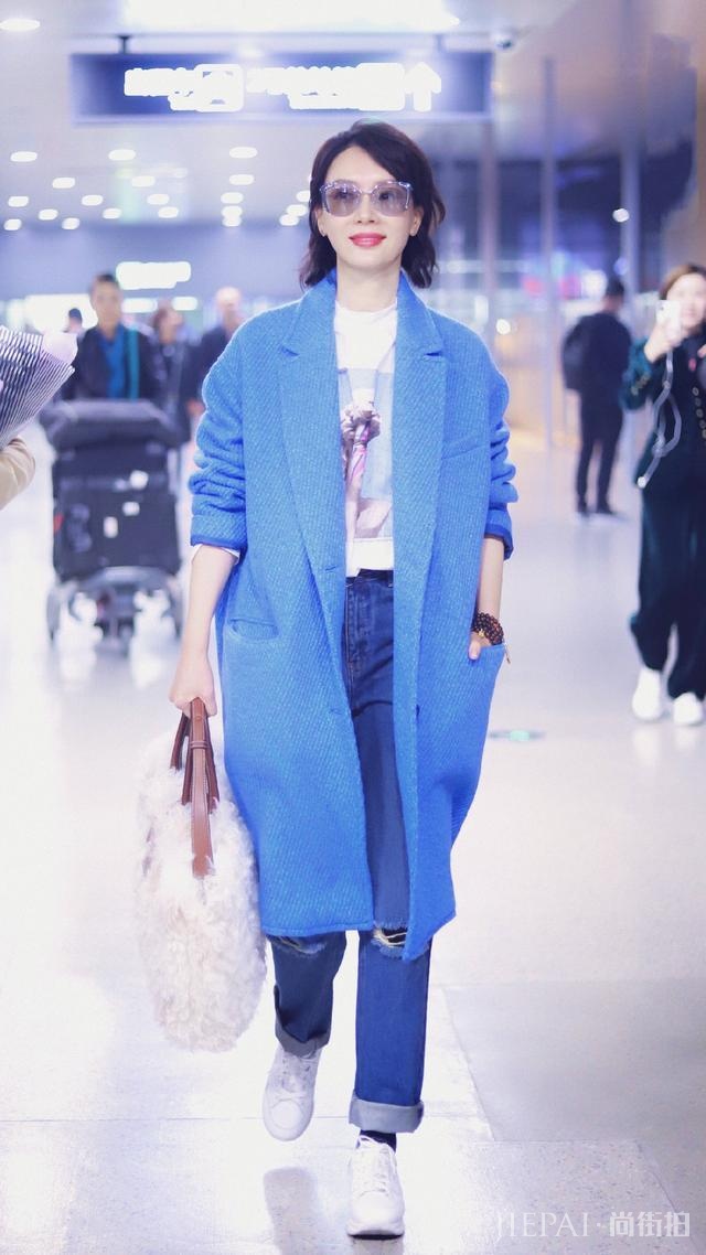 陈数一袭蓝大衣走机场,搭配破洞裤内衬秋裤不仅保暖还接地气