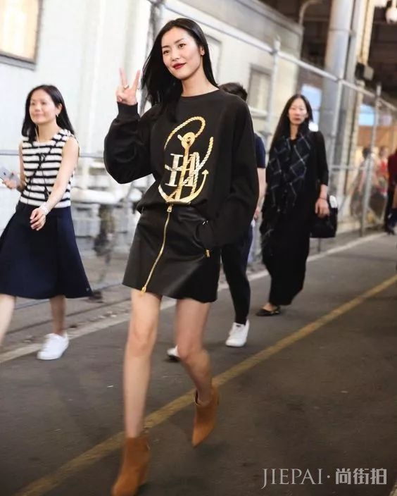 穿卫衣+短靴=真的时髦炸了！