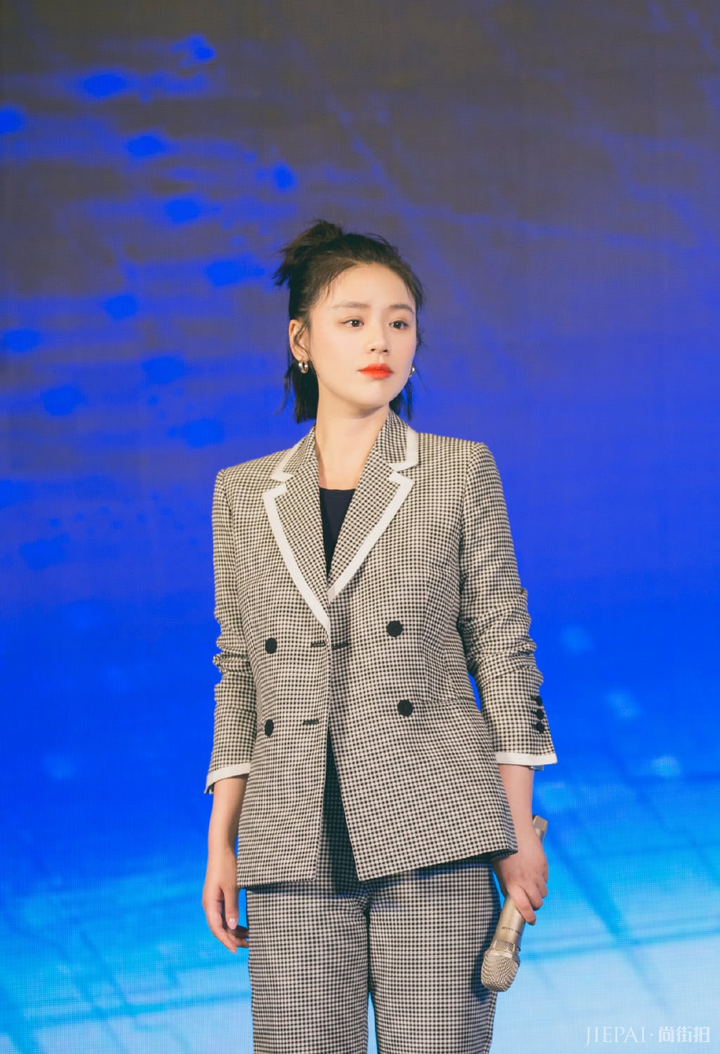 马思纯剪短发大变样，一款短发看上去像18岁小女孩