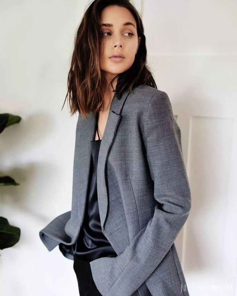 想在秋冬穿得又美又有风情,这五个单品选一就行