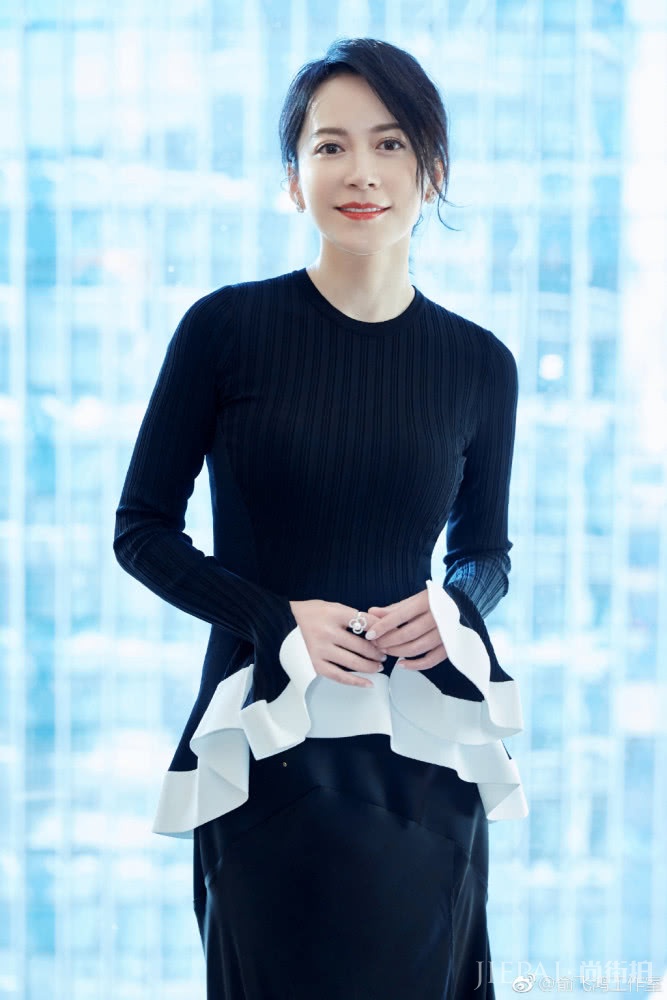 俞飞鸿简约穿搭，穿出优雅高级感，简单的打扮也气质非凡