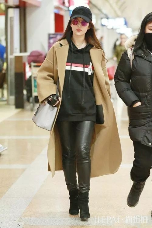 怕冬天穿衣服太臃肿？就选这四个颜色！