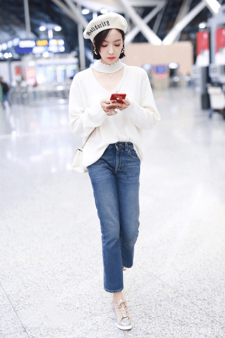 宋茜白色毛衣搭配贝雷帽现身上海机场，俏皮可爱