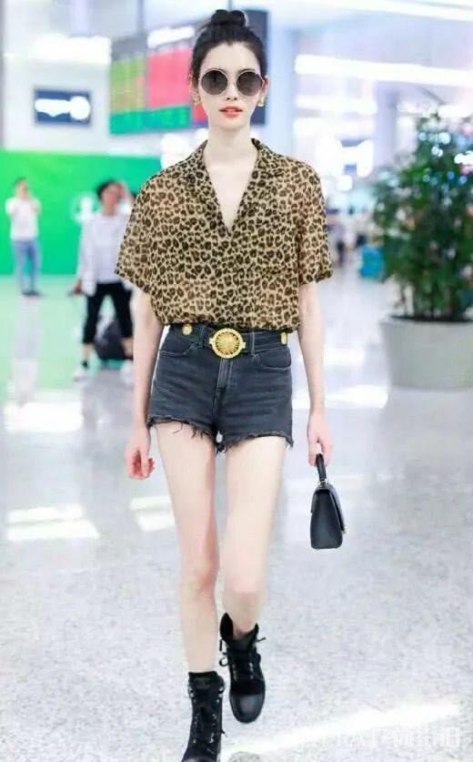 奚梦瑶把衣服穿在了腿上，网友：坐下太尴尬!