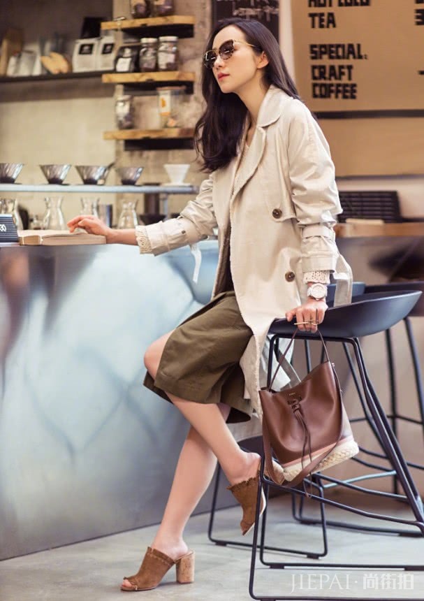 韩雪怎么做到的？将袖子挽成了花瓣形状，变身花仙子啊！