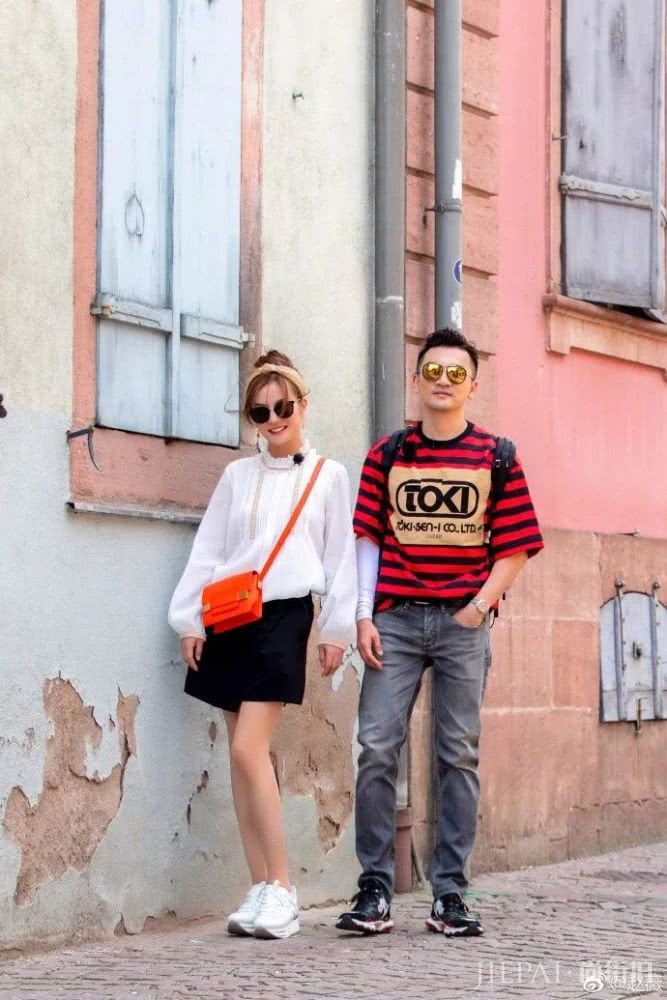 都说黑色显瘦,但赵薇瘦下来穿黑色却是另一种时尚!