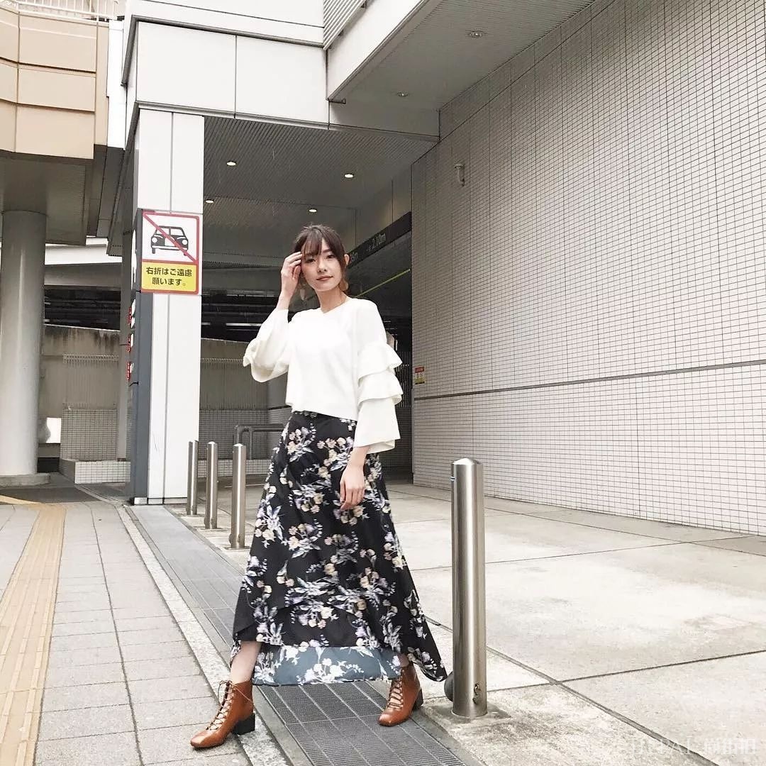 灵活运用简约白上衣的日式穿搭，时尚女孩都这么做！